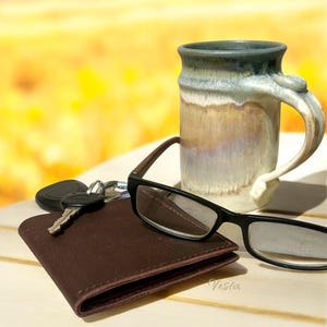 Cartera de cuero marrón desgastado cosida a mano