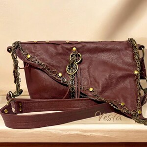 Bolso bandolera de piel burdeos (steampunk)