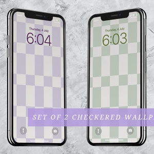 Puede incluir: Dos maquetas de iPhone con fondos de pantalla a cuadros. El teléfono de la izquierda tiene un fondo a cuadros morado y blanco y el teléfono de la derecha tiene un fondo a cuadros verde y blanco. Ambos teléfonos muestran la hora y la fecha.