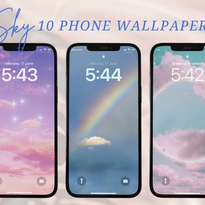 Pode incluir: Três telas de bloqueio do iPhone com diferentes fundos de céu. A primeira tela tem um céu rosa e roxo com estrelas, a segunda tela tem um céu azul com um arco-íris e a terceira tela tem um céu azul com uma grande nuvem fofa.
