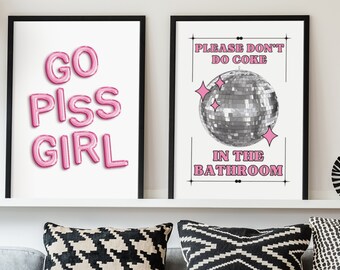 ピンクのバスルーム ウォール アート プリント 2 枚セット、ダウンロード可能なピンクのバスルーム アート プリント、Go Piss Girl ウォール アート、バスルームでコーラを飲まないでください プリント