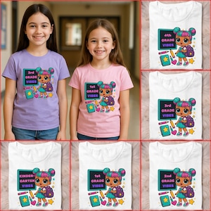 以下が含まれることがあります： 「Grade Vibes」の文字が入った、漫画のキャラクターデザインのTシャツのコレクション。紫、ピンク、白など、さまざまな色があります。「Kindergarten」、「1st Grade」、「2nd Grade」、「3rd Grade」、「4th Grade」の文字が入ったデザインです。