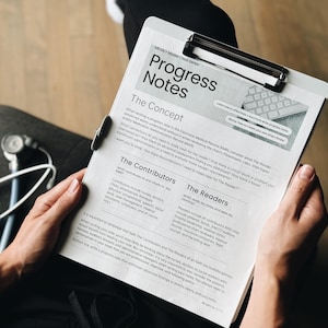 K&ouml;nnte beinhalten: Ein wei&szlig;er Klemmbrett mit dem Titel "Fortschrittsnotizen" und Text &uuml;ber das Konzept, die Mitwirkenden und die Leser der elektronischen Patientenakte (EPA).