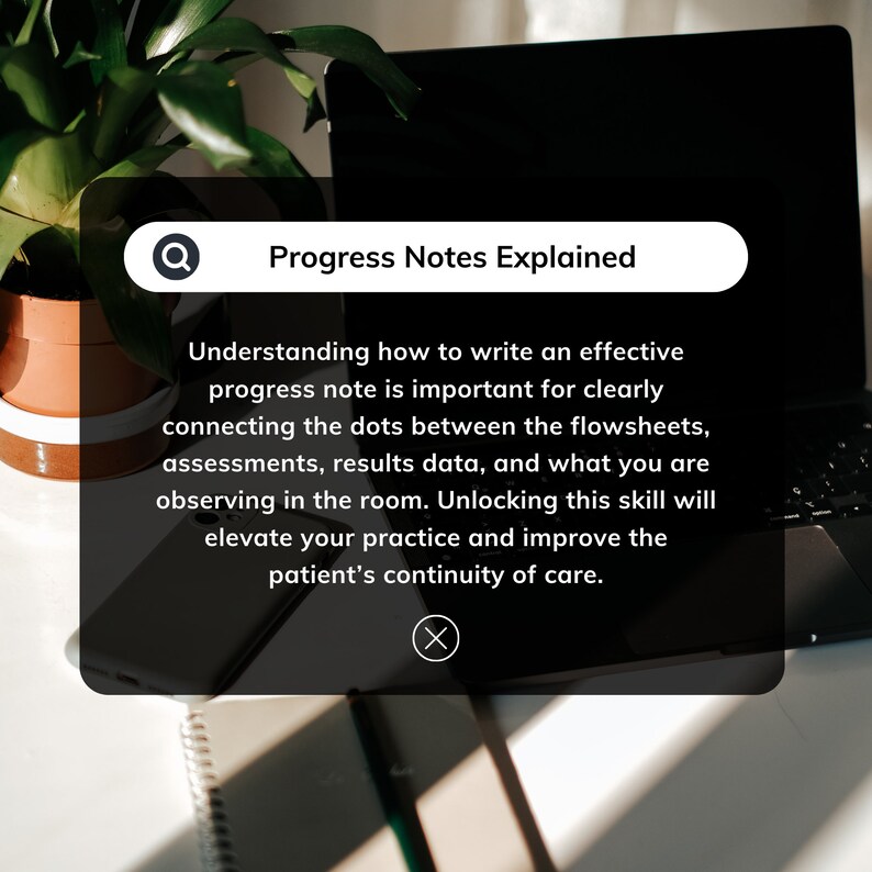K&ouml;nnte beinhalten: Ein wei&szlig;er Laptop mit einem schwarzen Bildschirm und einem Lupensymbol auf einer wei&szlig;en Oberfl&auml;che. Der Text "Progress Notes Explained" wird in einer schwarzen Suchleiste angezeigt. Der Text unter der Suchleiste erkl&auml;rt die Bedeutung des Schreibens effektiver Fortschrittsnotizen f&uuml;r die Patientenversorgung.