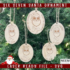 Könnte beinhalten: Holz-Weihnachtsschmuck mit Santa Claus-Designs. Jedes ovale Ornament trägt eine einzigartige Botschaft, darunter "Merry Six Sevenmas" und "Christmas Vibes". Lasergeschnitten und zum Aufhängen bereit.