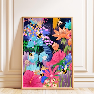 Może przedstawiać: Oprawiony wydruk artystyczny z żywym kwiatowym wzorem na ciemnoniebieskim tle. Grafika przedstawia kolorowe kwiaty w odcieniach różu, pomarańczy i błękitu, z pszczołami i motylem. Wydruk jest w złotej ramie.