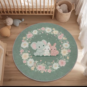 Tapis de chambre rond vert avec éléphant et deux lapins entourés de marguerites et bordure florale pastel doux