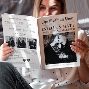 Op de afbeelding: Een zwart-wit trouwkrant getiteld "The Wedding Post" met de kop "Estelle & Matt Are Getting Married". De krant bevat een trouwplanning, foto's van het aanzoek en een herdenkingssectie.