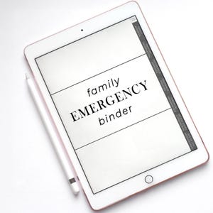 Puede incluir: Un iPad blanco con un borde rosa que muestra un planificador digital para una carpeta de emergencia familiar. El planificador incluye secciones para los miembros de la familia, información médica, gastos del hogar, pólizas de seguro, información financiera, códigos de acceso y planificación del final de la vida.