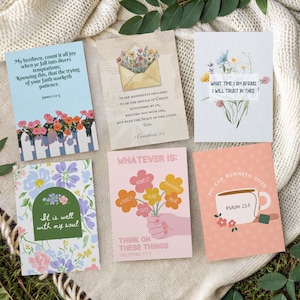 Puede incluir: Una colección de seis tarjetas de felicitación florales con citas inspiradoras. Las tarjetas presentan varios diseños, incluyendo flores, una taza de té y un sobre con flores. La paleta de colores incluye pasteles y tonos tierra. Las tarjetas están dispuestas sobre una manta blanca.