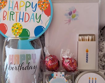 Caja de regalo de cumpleaños: vaso de feliz cumpleaños, vela de vainilla y dulces