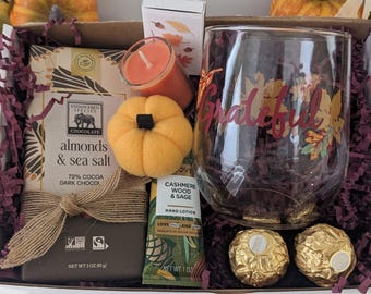 Caja de regalo de otoño: copa de vino agradecida, decoración de calabaza y dulces