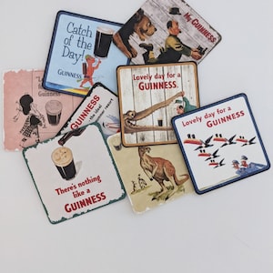 Puede incluir: Seis posavasos cuadrados con diferentes im&aacute;genes y textos relacionados con la cerveza Guinness. Los posavasos est&aacute;n hechos de un material duro y duradero y tienen un acabado brillante. Las im&aacute;genes incluyen un canguro, un cocodrilo, un p&aacute;jaro, un hombre sosteniendo una pinta de Guinness y un hombre sosteniendo un vaso de Guinness. El texto en los posavasos incluye "Catch of the Day!" "Lovely day for a Guinness." "There's nothing like a Guinness." "My Guinness." y "Guinness - the ideal summer resort."
