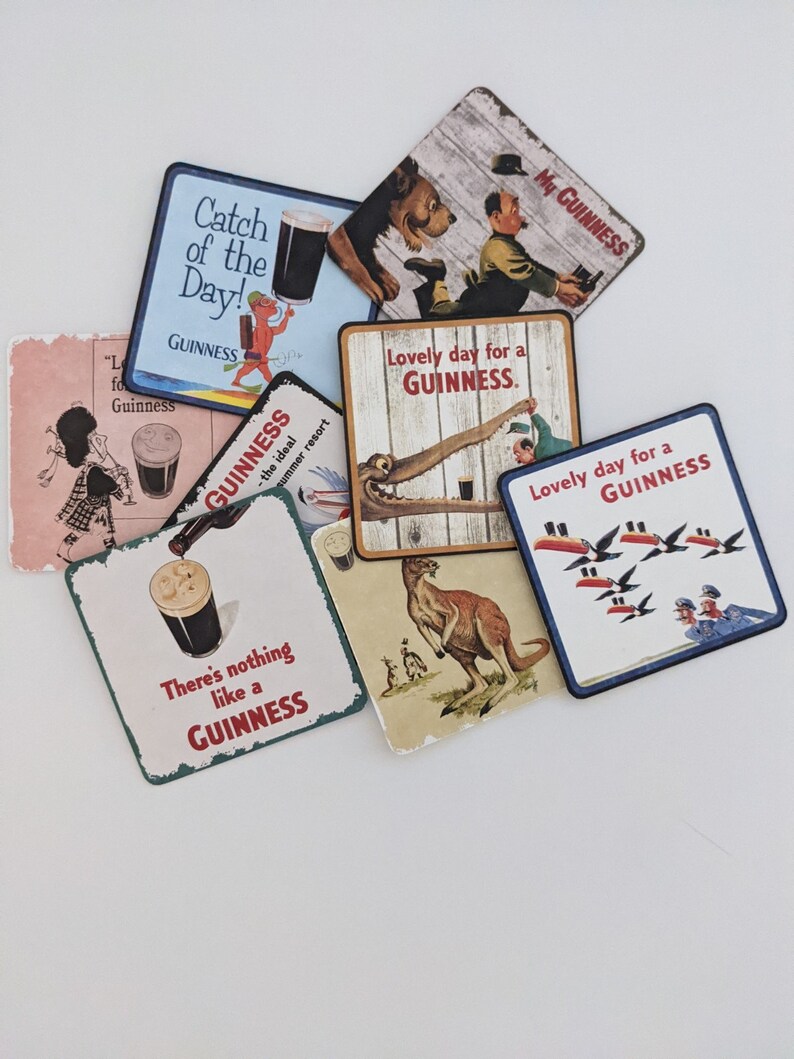 Puede incluir: Seis posavasos cuadrados con diferentes im&aacute;genes y textos relacionados con la cerveza Guinness. Los posavasos est&aacute;n hechos de un material duro y duradero y tienen un acabado brillante. Las im&aacute;genes incluyen un canguro, un cocodrilo, un p&aacute;jaro, un hombre sosteniendo una pinta de Guinness y un hombre sosteniendo un vaso de Guinness. El texto en los posavasos incluye "Catch of the Day!" "Lovely day for a Guinness." "There's nothing like a Guinness." "My Guinness." y "Guinness - the ideal summer resort."