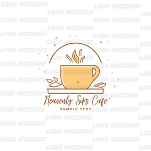 Pode incluir: Um logotipo para o Heavenly Sips Cafe, apresentando uma chávena de café bege com vapor a subir, colocada numa pequena prateleira. O design inclui um semicírculo e detalhes de folhas, com o nome do café e "Sample Text" abaixo.