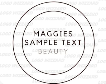 Puede incluir: Un diseño de logotipo circular con dos anillos concéntricos marrones. El texto "MAGGIES SAMPLE TEXT BEAUTY" está centrado dentro del anillo interior. El fondo es blanco con un patrón repetido de las palabras "LOGO WIZZARD".