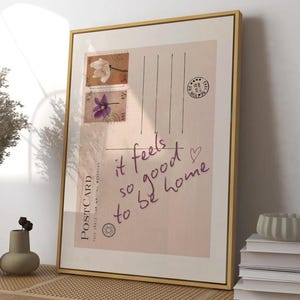 Es fühlt sich so gut an, Zuhause zu sein, Vintage Postkarte Wandkunst, trendiger gemütlicher Hausdruck, ästhetisches Retro Plakat, niedliche girly Wandkunst, Digitaldruck