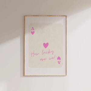 Quanto siamo fortunati? Arte murale rosa alla moda Asso di cuori Arte murale retrò Lucky You Y2K Decorazione per dormitorio Poster di carte da gioco Stampa estetica alla moda Blu