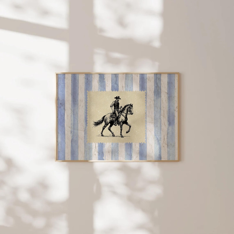 Pu&ograve; includere: Un'illustrazione in bianco e nero di un cowboy a cavallo. L'illustrazione &egrave; incorniciata e posizionata su uno sfondo di strisce blu e bianche.