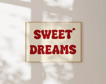 Könnte beinhalten: Ein gerahmter Druck mit dem Text "SWEET DREAMS" in roten, blasenartigen Buchstaben auf cremefarbenem Hintergrund.