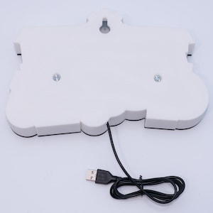 Pu&ograve; includere: Una luce LED bianca a forma di nuvola con un cavo USB per l'alimentazione. La luce ha un gancio per appenderla e due viti. Il cavo USB &egrave; nero e arrotolato. La luce &egrave; progettata per essere montata a parete.