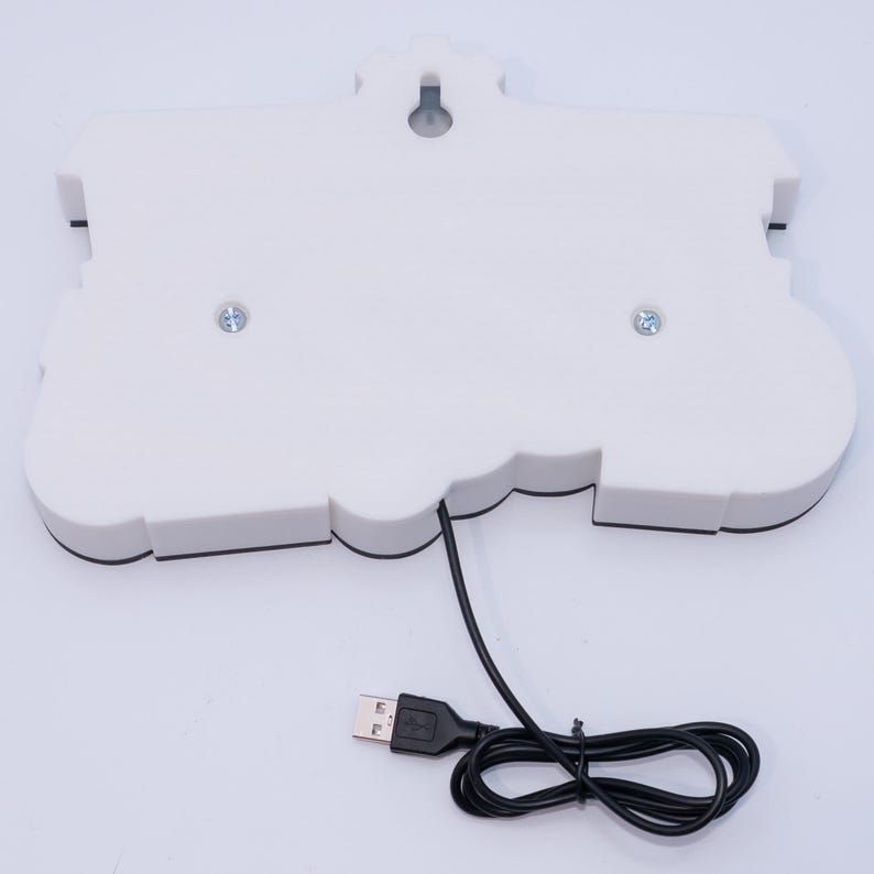 Pu&ograve; includere: Una luce LED bianca a forma di nuvola con un cavo USB per l'alimentazione. La luce ha un gancio per appenderla e due viti. Il cavo USB &egrave; nero e arrotolato. La luce &egrave; progettata per essere montata a parete.