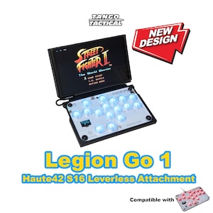 以下が含まれることがあります： 「ストリートファイターII」を表示する画面を備えた、黒とシルバーのLegion Go 1 Haute42 S16レバーレスアタッチメント。アタッチメントには複数の照光式ボタンと「New Design」ラベルが付いています。