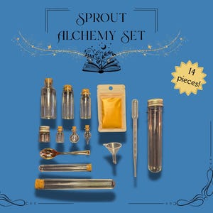 Op de afbeelding: Een Sprout Alchemy Set met 14 onderdelen, waaronder glazen flessen, reageerbuizen, een pipet en een menglepel. De set bevat een verscheidenheid aan flessen en flesjes, met een geel poederzakje. De tekst "Sprout Alchemy Set" staat bovenaan.