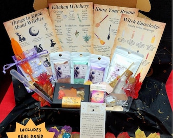 Puede incluir: Una caja de regalo que contiene cuatro tarjetas informativas tituladas Things to Know About Witches, Kitchen Witchery, Know Your Broom y Witch Knowledge. La caja incluye pequeñas bolsas de hierbas, viales de vidrio, una caja negra y hojas secas.