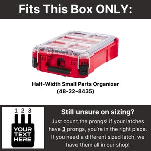 Op de afbeelding: Rode plastic opbergdoos met een doorzichtig deksel. De doos heeft een label met de tekst "Half-Width Small Parts Organizer (48-22-8435)". Een diagram toont drie pinnen met de tekst "YOUR TEXT HERE" eronder. De tekst "Still unsure on sizing?" staat boven het diagram. De tekst onder het diagram luidt "Just count the prongs! If your latches have 3 prongs, you're in the right place. If you need a different sized latch, we have them all in our shop!"