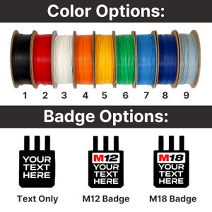 Op de afbeelding: Negen spoelen filament in verschillende kleuren, waaronder zwart, rood, wit, oranje, geel, groen, blauw, donkerblauw en grijs. Er worden drie badge-opties weergegeven: Alleen tekst, M12-badge en M18-badge.