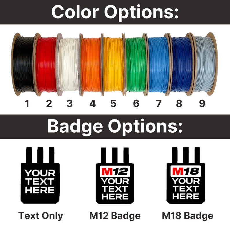 Op de afbeelding: Negen spoelen filament in verschillende kleuren, waaronder zwart, rood, wit, oranje, geel, groen, blauw, donkerblauw en grijs. Er worden drie badge-opties weergegeven: Alleen tekst, M12-badge en M18-badge.