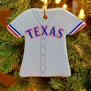 Texas Rangers graue Jersey-Keramik-Weihnachtsverzierung, 2023 World Series, American League Meisters - Versandfertig
