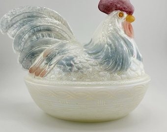 Plato con tapa Fenton Gallo en nido, pintado a mano en vidrio opalino iridiscente.