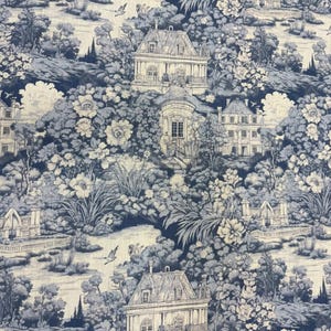 Puede incluir: Tela de toile de Jouy azul y blanca con un paisaje detallado. El diseño incluye casas, árboles, flores y pájaros. La tela tiene una estética clásica y vintage, adecuada para proyectos de decoración del hogar.