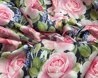 Tissu satiné soyeux à motifs roses : conception de robe à la mode italienne (1,64 yard)