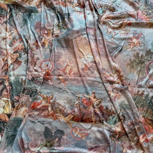 Peut inclure: Un tissu chatoyant avec un motif de peinture classique. L'œuvre représente des personnages en robes fluides, des chérubins et des éléments architecturaux dans des tons de bleu, de pêche et d'or. Le tissu a une surface réfléchissante et texturée.