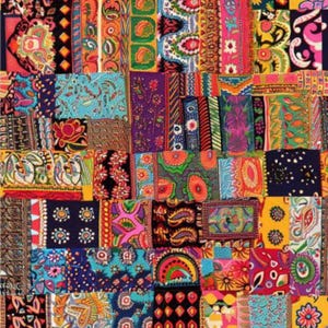Op de afbeelding: Een levendig patchworktextiel bestaande uit talrijke vierkanten stof in verschillende kleuren en patronen. Het ontwerp bevat bloemen-, geometrische en paisley-motieven in tinten rood, blauw, geel en paars.