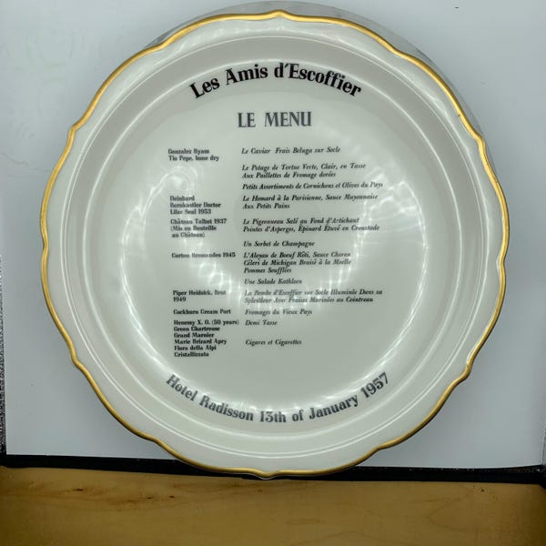 Plato de menú vintage de 1957 de Les Amis d'Escoffier, porcelana de Syracuse, recuerdo del Hotel Radisson Minneapolis, gastronomía francesa de mediados de siglo.