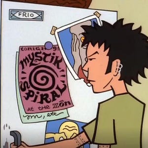 K&ouml;nnte beinhalten: Eine Zeichentrickfigur mit stacheligem schwarzem Haar und mehreren Ohrpiercings vor einem wei&szlig;en K&uuml;hlschrank. Die K&uuml;hlschrankt&uuml;r zeigt ein Poster mit einer Spiralgrafik und dem Text Mystik Spiral at the z&ouml;n sowie weitere Bilder.