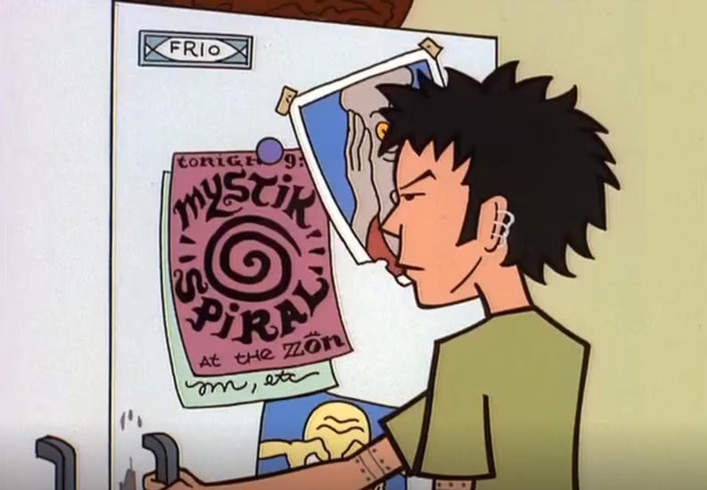 K&ouml;nnte beinhalten: Eine Zeichentrickfigur mit stacheligem schwarzem Haar und mehreren Ohrpiercings vor einem wei&szlig;en K&uuml;hlschrank. Die K&uuml;hlschrankt&uuml;r zeigt ein Poster mit einer Spiralgrafik und dem Text Mystik Spiral at the z&ouml;n sowie weitere Bilder.