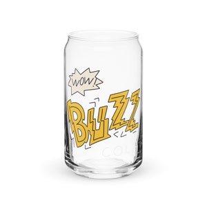 Peut inclure: Un verre transparent en forme de canette avec le mot "BUZZ" en lettres jaunes en forme d'éclair. Au-dessus du mot se trouve une bulle de dialogue blanche avec le mot "WOW" en noir. Le verre est vide.