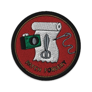 Pode incluir: Patch bordado com fundo vermelho e borda preta. O design apresenta uma câmera verde, tesoura, agulha e linha e um pergaminho. O texto "PATCH FORGERY" está em uma fonte curva na parte inferior.