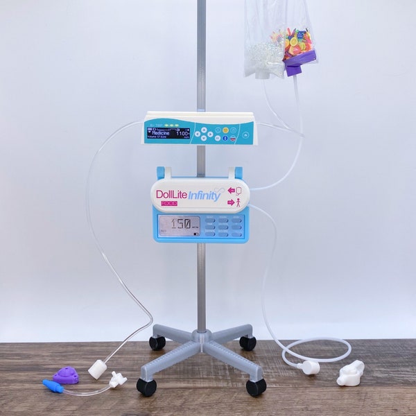 Spielzeug Krankenhaus Spielsystem für Puppen und Plüschtiere. Spielzeug Infusionspump, Infusionsbeutel, Port-A-Cath und eine Spielzeug-Einpumpflasche mit G-Schlauch.