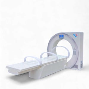 Op de afbeelding: Een witte medische beeldvormingsmachine met een cirkelvormige opening en een rechthoekig bed. De machine heeft een gebogen, ringachtige structuur en een plat bed met witte banden. Het ontwerp is modern en strak.