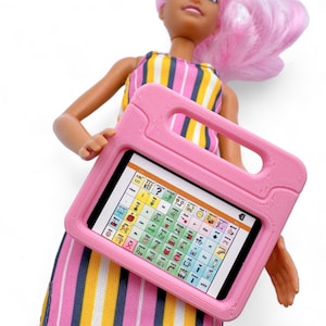 Op de afbeelding: Een roze tablethoes met een handvat, met daarin een tablet met een kleurrijk raster van symbolen en letters. De tablethoes wordt vastgehouden door een pop met roze haar en een gestreepte jurk.