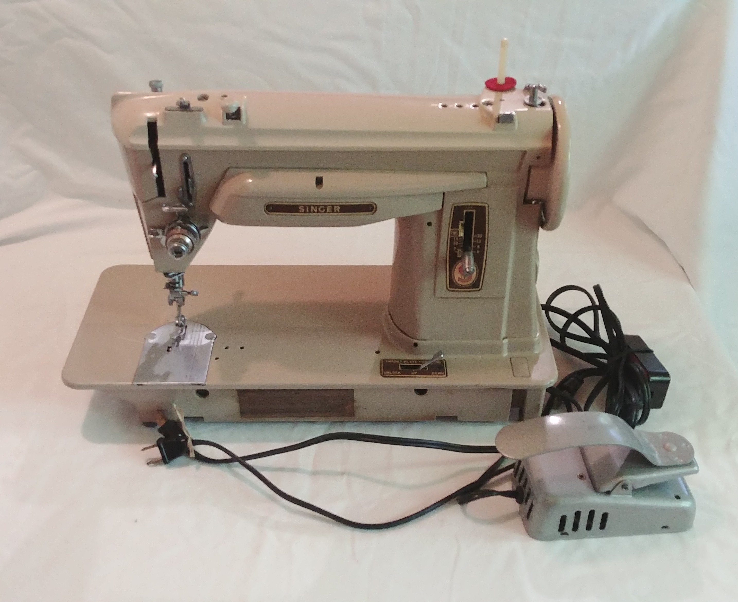 Máquina de coser vintage Singer 404 G, c. 1960