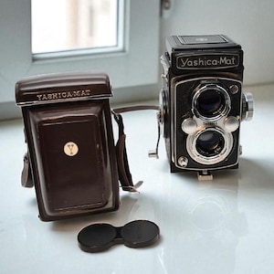 Yashica Mat TLR Medium Format Film Camera 120/220 w/ Copal MVX circa 1957