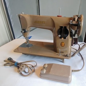 Singer 201K vintage naaimachine met aluminium behuizing c 1955 beige