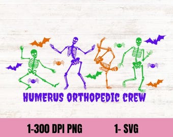 Könnte beinhalten: Eine digitale Grafik mit vier tanzenden Skeletten in Grün, Lila und Orange, mit Fledermäusen und Spinnen. Der Text "HUMERUS ORTHOPEDIC CREW" steht unter den Skeletten. Der untere Teil des Bildes enthält den Text "1-300 DPI PNG" und "1- SVG".